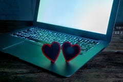 Fermez-vous de l'ordinateur portable et du message d'amour dans le séjour relié, en ligne en datant ou en faisant des emplettes p images libres de droits Fermez-vous de l'ordinateur portable et du message d'amour dans le séjour relié, en ligne en datant ou en faisant des emplettes p images libres de droits