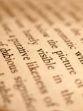 Fermez-vous de l'écriture de papier des textes de page de livre photographie stock libre de droits Fermez-vous de l'écriture de papier des textes de page de livre photographie stock libre de droits