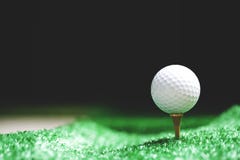 Fermez-vous de la boule de golf sur la pièce en t prête à être tir photographie stock Fermez-vous de la boule de golf sur la pièce en t prête à être tir photographie stock