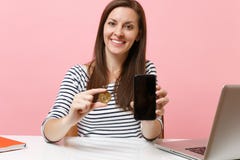 Fermez-vous de la femme tenant la pièce de monnaie en métal de bitcoin future de la devise de couleur et et du téléphone portable photos libres de droits Fermez-vous de la femme tenant la pièce de monnaie en métal de bitcoin future de la devise de couleur et et du téléphone portable photos libres de droits