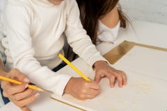 Fermez-vous de la jeune mère heureuse et du petit dessin de fils avec les crayons colorés image libre de droits Fermez-vous de la jeune mère heureuse et du petit dessin de fils avec les crayons colorés image libre de droits
