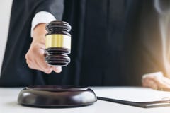 Fermez-vous de la main masculine d'avocat ou de juge heurtant le marteau dessus ainsi photographie stock Fermez-vous de la main masculine d'avocat ou de juge heurtant le marteau dessus ainsi photographie stock