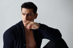 Fermez-vous de la pose belle de jeune homme sans chemise dans des vêtements noirs, sur le fond blanc Vue horizontale photo stock Fermez-vous de la pose belle de jeune homme sans chemise dans des vêtements noirs, sur le fond blanc Vue horizontale photo stock