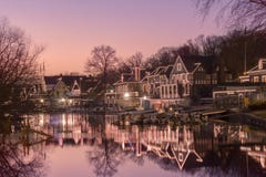 Fermez-vous de la rangée de hangar à bateaux de Philadelphie au coucher du soleil images stock Fermez-vous de la rangée de hangar à bateaux de Philadelphie au coucher du soleil images stock