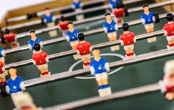Fermez-vous des chiffres de match de jeu de football de Tableau de foosball photographie stock libre de droits Fermez-vous des chiffres de match de jeu de football de Tableau de foosball photographie stock libre de droits