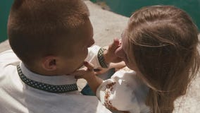 Fermez-vous des couples embrassant dehors sur au bord du lac clips vidéos Fermez-vous des couples embrassant dehors sur au bord du lac clips vidéos