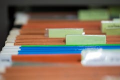 Fermez-vous des dossiers avec des documents de finances personnelles photos libres de droits Fermez-vous des dossiers avec des documents de finances personnelles photos libres de droits