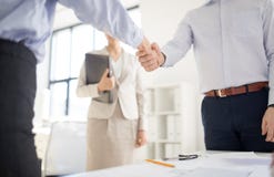 Fermez-vous des hommes d'affaires faisant la poign?e de main au bureau photos stock Fermez-vous des hommes d'affaires faisant la poign?e de main au bureau photos stock