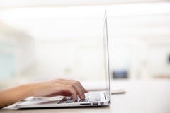 Fermez-vous des jeunes mains femelles utilisant l'ordinateur portable dans le bureau moderne ou tracez tout pr?s la fen?tre photo libre de droits Fermez-vous des jeunes mains femelles utilisant l'ordinateur portable dans le bureau moderne ou tracez tout pr?s la fen?tre photo libre de droits
