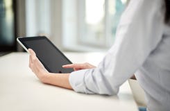 Fermez-vous des mains de femme avec le PC de comprimé au bureau photo libre de droits Fermez-vous des mains de femme avec le PC de comprimé au bureau photo libre de droits