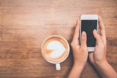 Fermez-vous des mains de femme tenant toucher le t?l?phone portable avec l'espace vide de copie pour votre message textuel images stock Fermez-vous des mains de femme tenant toucher le t?l?phone portable avec l'espace vide de copie pour votre message textuel images stock
