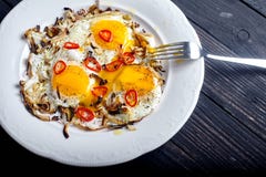 Fermez-vous des oeufs rôtis à l'oignon et aux piments Images stock Fermez-vous des oeufs rôtis à l'oignon et aux piments Images stock
