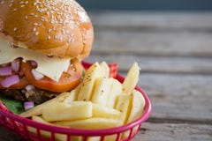 Fermez-vous des pommes frites et du cheeseburger dans le panier image stock Fermez-vous des pommes frites et du cheeseburger dans le panier image stock