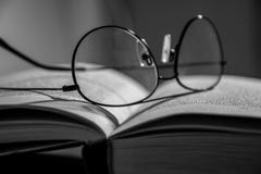 Fermez-vous des verres s'étendant sur un livre ouvert photo libre de droits Fermez-vous des verres s'étendant sur un livre ouvert photo libre de droits