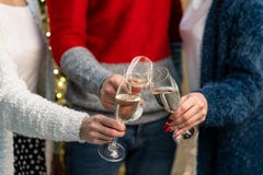 Fermez-vous du groupe d'amis grillant avec des fluters de champagne image libre de droits Fermez-vous du groupe d'amis grillant avec des fluters de champagne image libre de droits