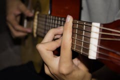 Fermez-vous du jeune homme jouant la guitare images libres de droits Fermez-vous du jeune homme jouant la guitare images libres de droits