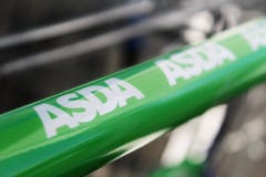 Fermez-vous du logo d'ASDA sur le caddie photographie stock libre de droits Fermez-vous du logo d'ASDA sur le caddie photographie stock libre de droits