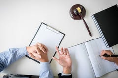 Fermez-vous du marteau, de l'avocat masculin ou du juge Consult avec le client et photo libre de droits Fermez-vous du marteau, de l'avocat masculin ou du juge Consult avec le client et photo libre de droits