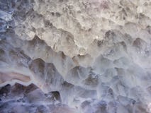 Fermez-vous du quartz dans une géode photographie stock libre de droits Fermez-vous du quartz dans une géode photographie stock libre de droits