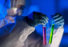Fermez-vous du scientifique faisant l'essai dans le laboratoire image libre de droits Fermez-vous du scientifique faisant l'essai dans le laboratoire image libre de droits