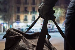 Fermez-vous du terroriste jugeant le sac noir disponible images libres de droits Fermez-vous du terroriste jugeant le sac noir disponible images libres de droits