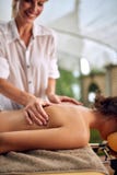 Fermez-vous du thérapeute de massage faisant un massage arrière sur extérieur photo libre de droits Fermez-vous du thérapeute de massage faisant un massage arrière sur extérieur photo libre de droits