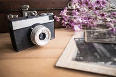 Fermez-vous du vieil objectif de caméra au-dessus du fond du vieux suitc en cuir photo libre de droits Fermez-vous du vieil objectif de caméra au-dessus du fond du vieux suitc en cuir photo libre de droits