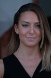 Fermez-vous du visage d'une fille blonde très mignonne avec des yeux bleus, avec la robe noire Visage très expressif et souriant images stock Fermez-vous du visage d'une fille blonde très mignonne avec des yeux bleus, avec la robe noire Visage très expressif et souriant images stock