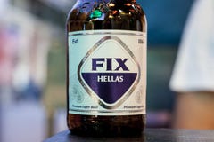 Fermez-vous sur une bouteille de bière de difficulté dans une bouteille en verre de traditionnal la nuit La difficulté, ou la dif image libre de droits Fermez-vous sur une bouteille de bière de difficulté dans une bouteille en verre de traditionnal la nuit La difficulté, ou la dif image libre de droits