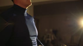 Fermez-vous vers le haut de l'exercice faisant principal de sport avec dumbble dans 4k clips vidéos Fermez-vous vers le haut de l'exercice faisant principal de sport avec dumbble dans 4k clips vidéos