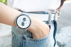 Fermez-vous vers le haut de la montre de main d'acier inoxydable et de la pose modèle photos libres de droits Fermez-vous vers le haut de la montre de main d'acier inoxydable et de la pose modèle photos libres de droits