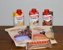 Fermez-vous vers le haut de la photo de 2 biscuits de protéine, de 1 barre de protéine et de 3 saveurs différentes des secousses photos stock Fermez-vous vers le haut de la photo de 2 biscuits de protéine, de 1 barre de protéine et de 3 saveurs différentes des secousses photos stock