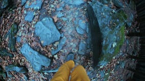 Fermez-vous vers le haut de la première vue de personne sur des pieds en augmentant des bottes marchant le long de la traînée roc banque de vidéos Fermez-vous vers le haut de la première vue de personne sur des pieds en augmentant des bottes marchant le long de la traînée roc banque de vidéos