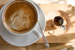 Fermez-vous vers le haut de la tasse de café chaude avec la vue supérieure de sirop photos libres de droits Fermez-vous vers le haut de la tasse de café chaude avec la vue supérieure de sirop photos libres de droits