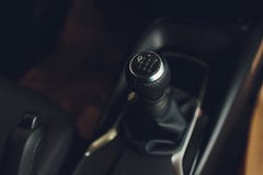 Fermez-vous vers le haut de la vue d'un d?calage de levier de vitesse Bo?te de vitesse manuelle D?tails d'int?rieur de voiture Tr photographie stock Fermez-vous vers le haut de la vue d'un d?calage de levier de vitesse Bo?te de vitesse manuelle D?tails d'int?rieur de voiture Tr photographie stock