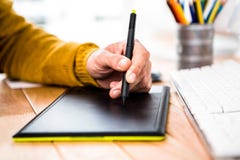 Fermez-vous vers le haut de la vue de l'homme d'affaires utilisant le graphique de comprimé photos libres de droits Fermez-vous vers le haut de la vue de l'homme d'affaires utilisant le graphique de comprimé photos libres de droits