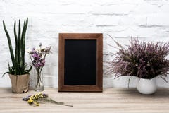 fermez-vous vers le haut de la vue des fleurs vides de cadre et de lavande de photo dans le vase photo libre de droits fermez-vous vers le haut de la vue des fleurs vides de cadre et de lavande de photo dans le vase photo libre de droits