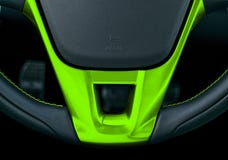 Fermez-vous vers le haut de la vue du volant avec piquer vert, conception intérieure de voiture en cuir noire Détails d'intérieur image libre de droits Fermez-vous vers le haut de la vue du volant avec piquer vert, conception intérieure de voiture en cuir noire Détails d'intérieur image libre de droits