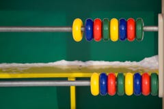 Fermez-vous vers le haut de la vue de l'arithmétique mentale de scores d'abaque avec coloré de nouveau aux fournitures scolaires Photographie stock libre de droits Fermez-vous vers le haut de la vue de l'arithmétique mentale de scores d'abaque avec coloré de nouveau aux fournitures scolaires Photographie stock libre de droits