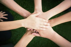 Fermez-vous vers le haut de la vue supérieure des jeunes remontant leurs mains Image stock Fermez-vous vers le haut de la vue supérieure des jeunes remontant leurs mains Image stock