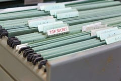 Fermez-vous vers le haut des dossiers dans un meuble d'archivage photos libres de droits Fermez-vous vers le haut des dossiers dans un meuble d'archivage photos libres de droits