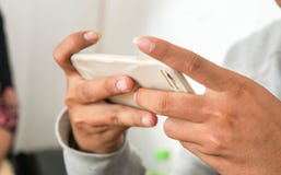 Fermez-vous vers le haut des jeux sur Internet de jeux d'enfant sur le smartphone photographie stock libre de droits Fermez-vous vers le haut des jeux sur Internet de jeux d'enfant sur le smartphone photographie stock libre de droits