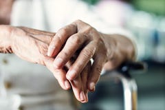Fermez-vous vers le haut des mains de patiente supérieure de femme agée image stock Fermez-vous vers le haut des mains de patiente supérieure de femme agée image stock