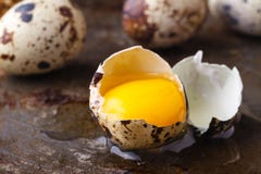 Fermez-vous vers le haut des oeufs cassés avec le jaune jaune Photographie stock libre de droits Fermez-vous vers le haut des oeufs cassés avec le jaune jaune Photographie stock libre de droits