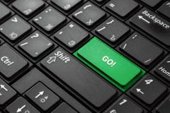 Fermez-vous vers le haut du bouton vert avec le mot vont, sur un clavier noir Fond cr?atif, l'espace de copie Bouton magique de c photos stock Fermez-vous vers le haut du bouton vert avec le mot vont, sur un clavier noir Fond cr?atif, l'espace de copie Bouton magique de c photos stock