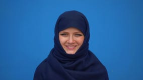 Fermez-vous vers le haut du portrait du beau jeune foulard de port musulman de hijab de femme d'affaires semblant le calme de sou clips vidéos Fermez-vous vers le haut du portrait du beau jeune foulard de port musulman de hijab de femme d'affaires semblant le calme de sou clips vidéos