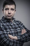 Fermez-vous vers le haut du portrait de l'homme composé par jeunes utilisant la chemise vérifiée avec des bras croisés images stock Fermez-vous vers le haut du portrait de l'homme composé par jeunes utilisant la chemise vérifiée avec des bras croisés images stock