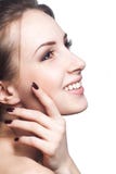 Fermez-vous vers le haut du portrait de la belle jeune femme de sourire heureuse photographie stock Fermez-vous vers le haut du portrait de la belle jeune femme de sourire heureuse photographie stock