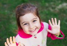 Fermez-vous vers le haut du portrait de la petite fille heureuse mignonne souriant à l'appareil-photo Image libre de droits Fermez-vous vers le haut du portrait de la petite fille heureuse mignonne souriant à l'appareil-photo Image libre de droits