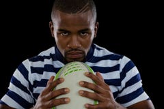 Fermez-vous vers le haut du portrait du joueur masculin sérieux de rugby images libres de droits Fermez-vous vers le haut du portrait du joueur masculin sérieux de rugby images libres de droits